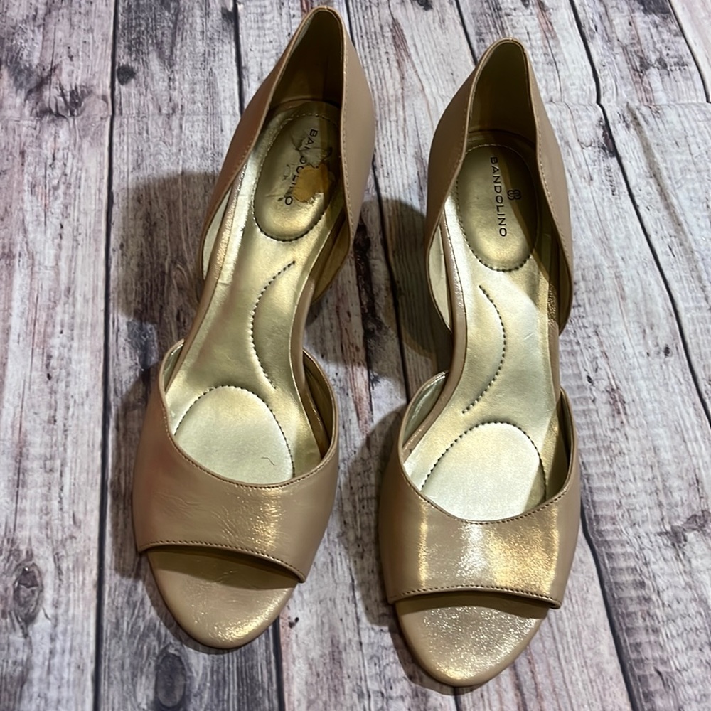 8 1/2 nude/ neutral color with a slight shimmer 👠